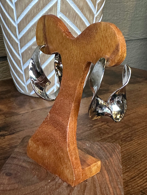 Textured twist hoop earrings