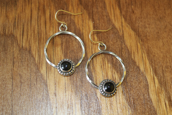 ONYX TWIST EARRING