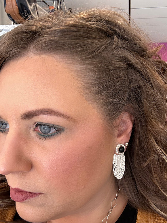 Hammered onyx stud